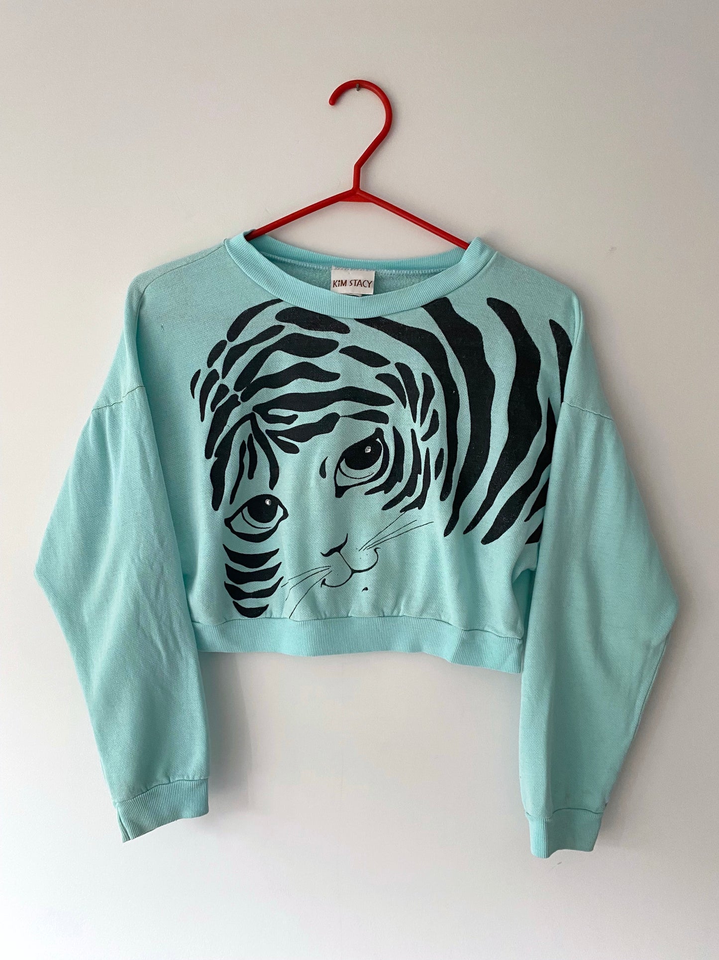 80s vintage light blue tiger face graphic cropped pullover sweater – small | novelty long sleeved jewel crop top