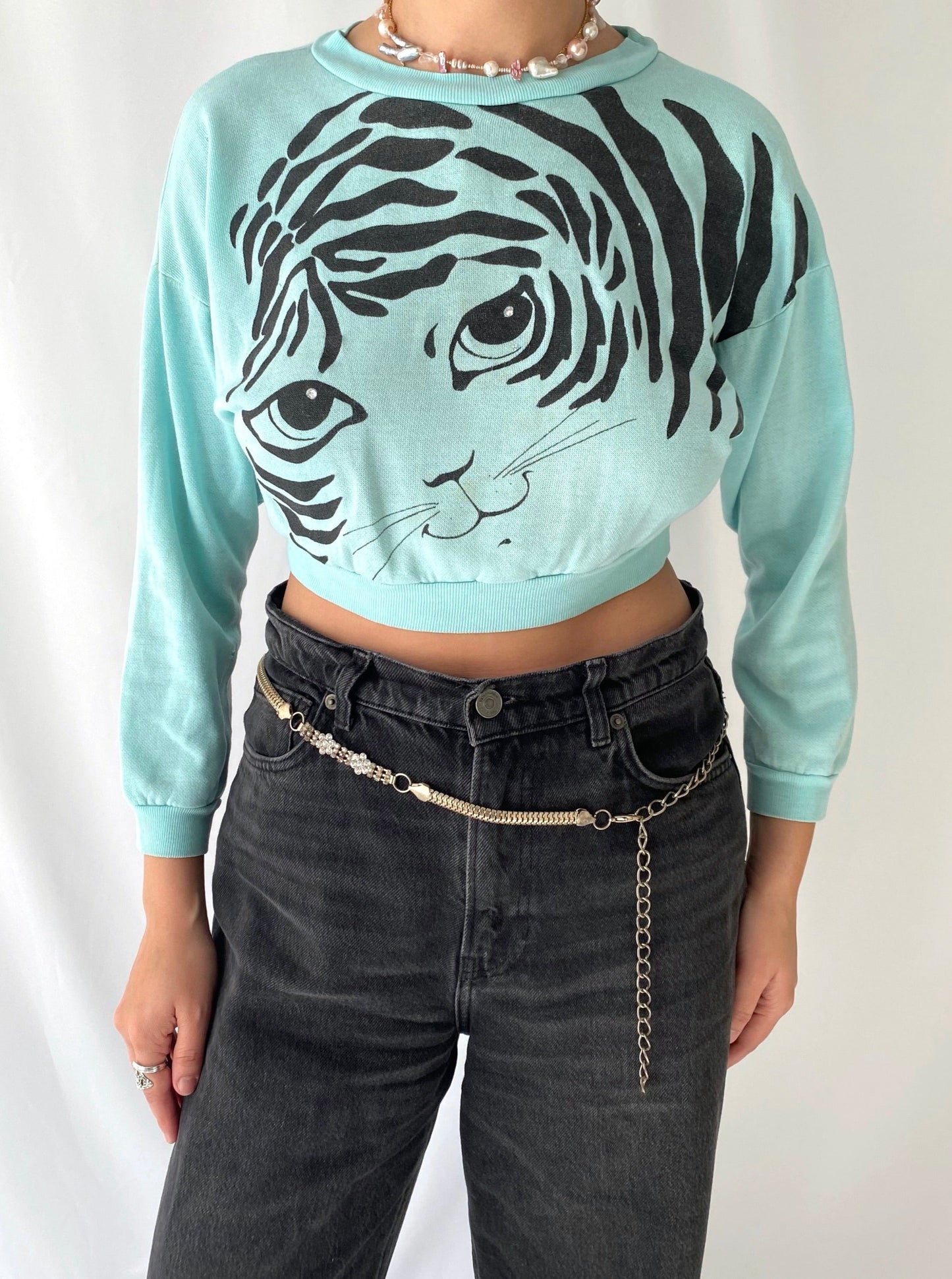 80s vintage light blue tiger face graphic cropped pullover sweater – small | novelty long sleeved jewel crop top