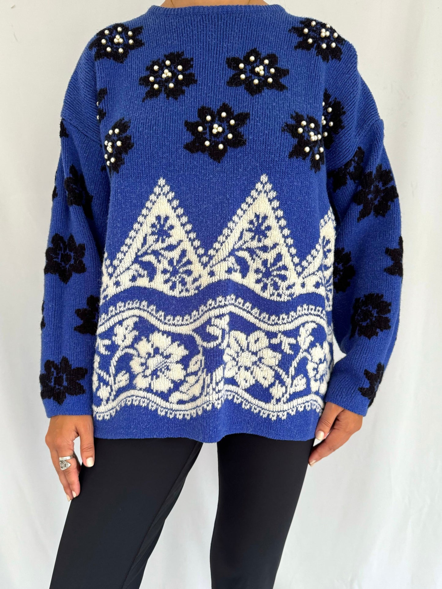 80s vintage blue snowflake icelandic print long sleeved knit sweater – medium | embellished beaded nordic winter crewneck jumper