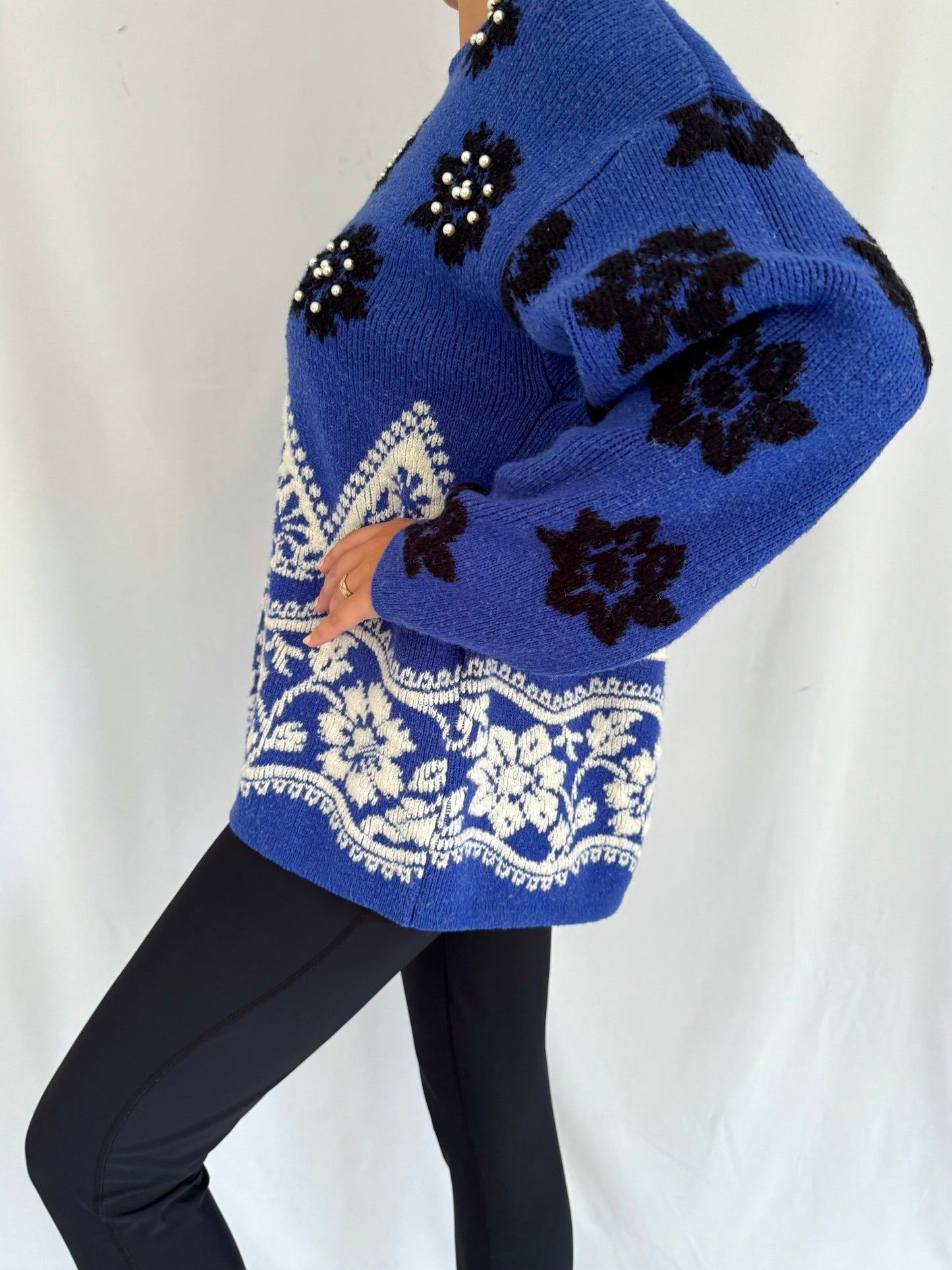 80s vintage blue snowflake icelandic print long sleeved knit sweater – medium | embellished beaded nordic winter crewneck jumper