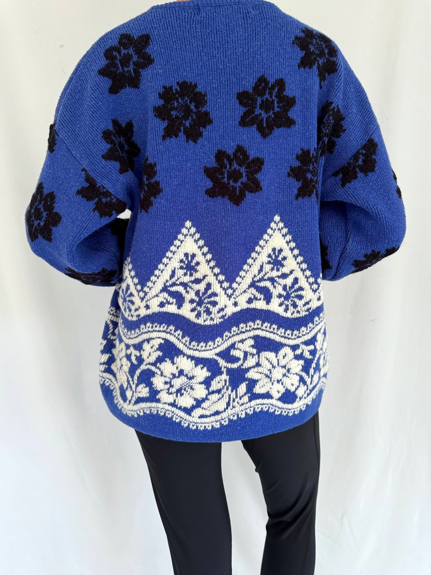 80s vintage blue snowflake icelandic print long sleeved knit sweater – medium | embellished beaded nordic winter crewneck jumper