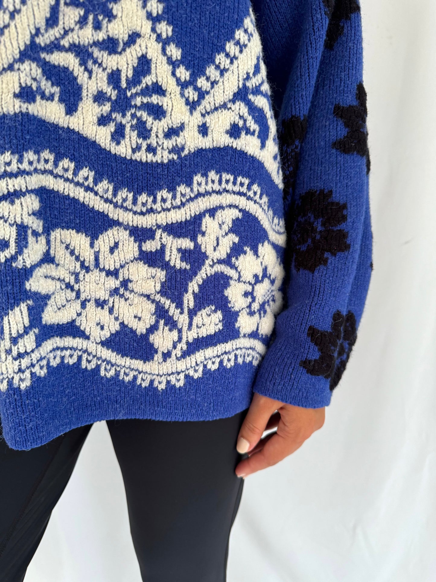 80s vintage blue snowflake icelandic print long sleeved knit sweater – medium | embellished beaded nordic winter crewneck jumper