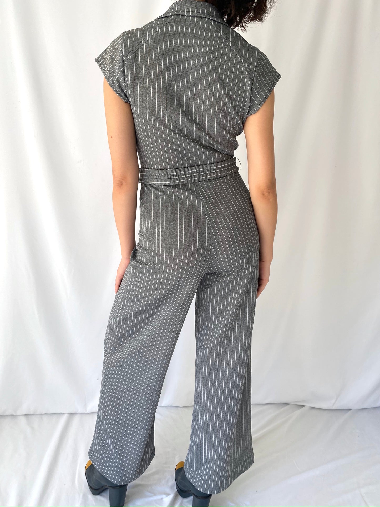 70s vintage grey pinstripe sleeveless jumpsuit – small | retro short sleeved collared pantsuit with belt