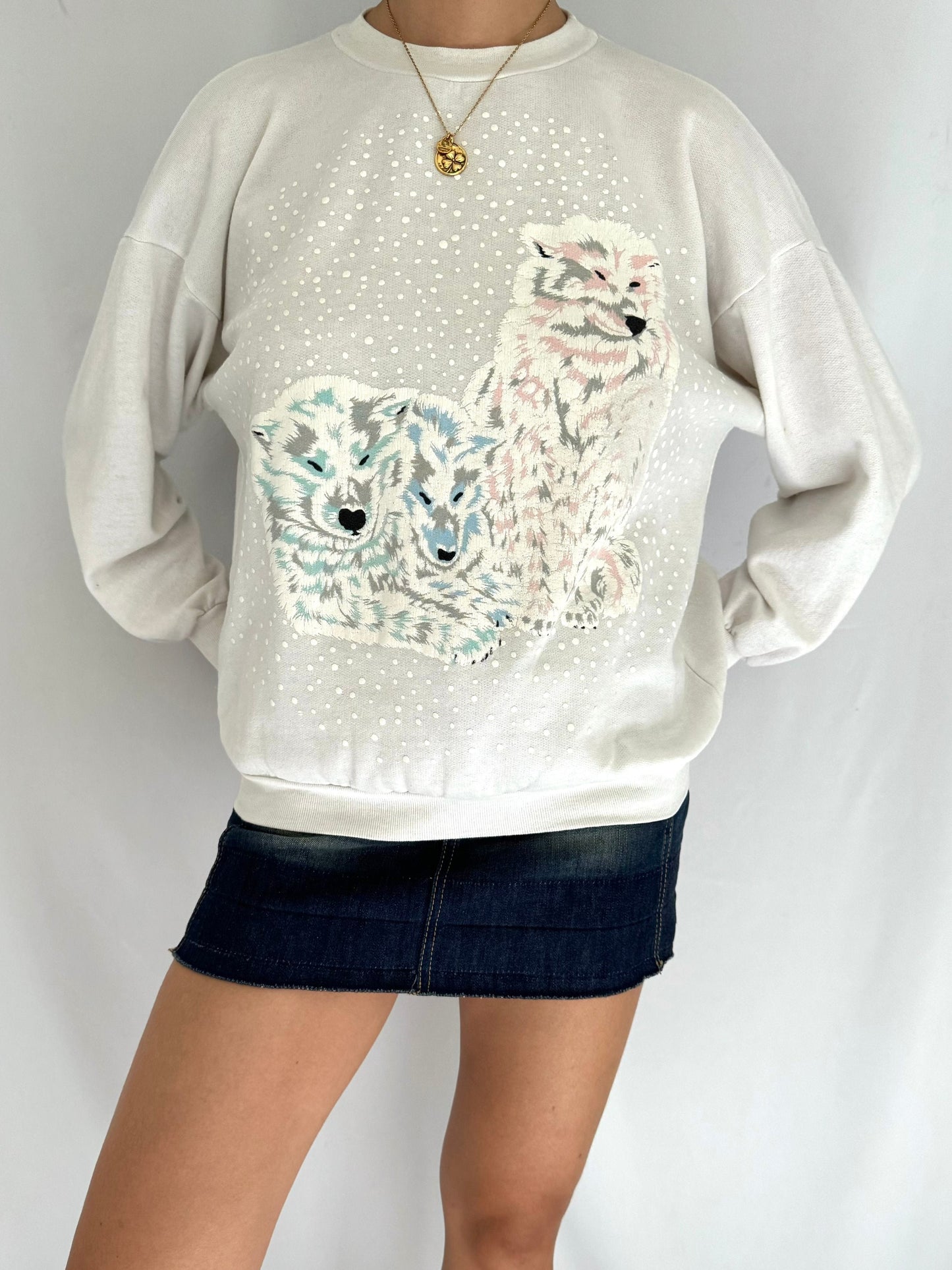 90s vintage white snowy winter wolves graphic pullover sweater – small | pastel cute animal outdoor puffy cotton crewneck sweatshirt