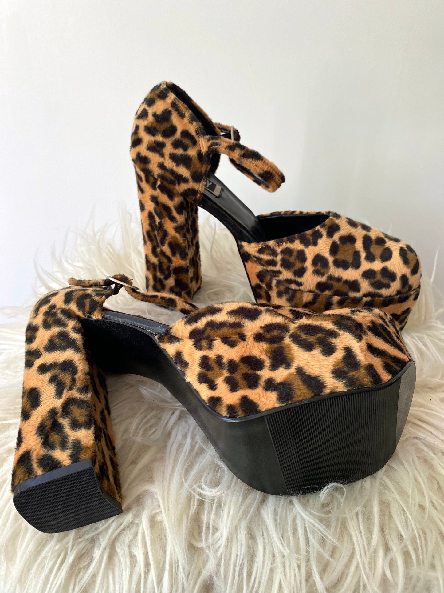 90s vintage fuzzy leopard print mary jane platforms - womens US 9.5 | bratz spice girls chunky block heels