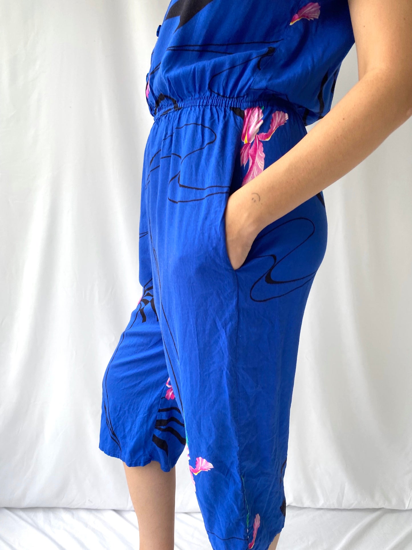 80s vintage blue Hawaiian vacation sleeveless jumpsuit – small medium | tropical Hawaii souvenir button up pantsuit