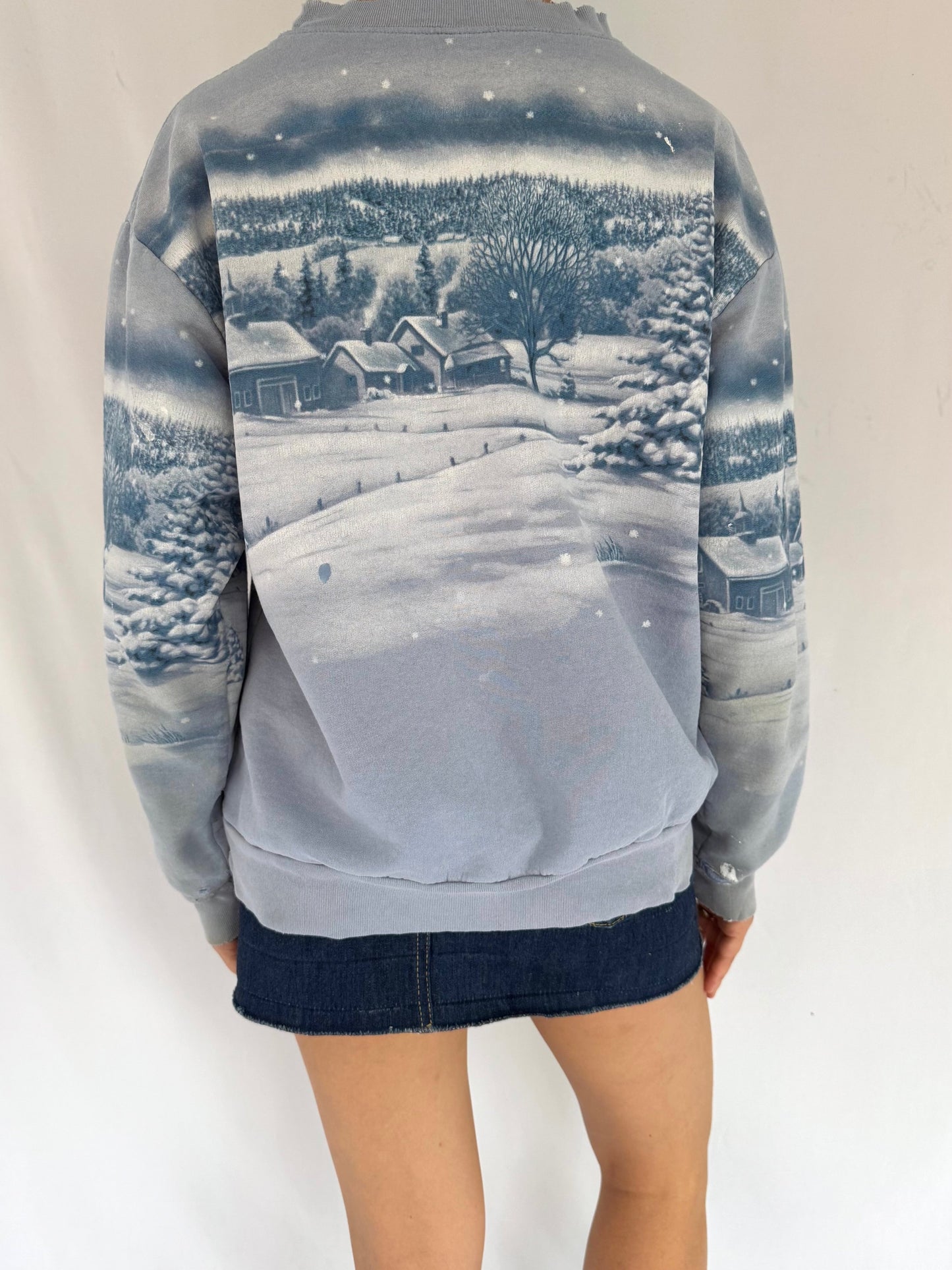 90s vintage blue snowy winter birds scene graphic pullover sweatshirt – medium | festive holiday outdoor snow distressed crewneck sweater