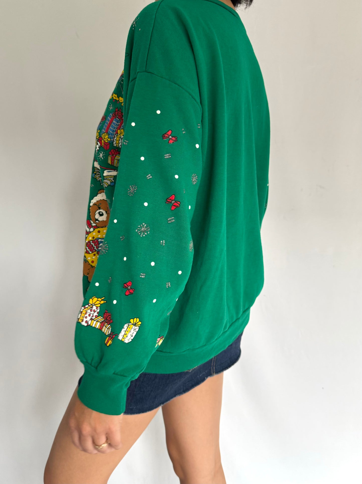 80s vintage green christmas teddy bear graphic pullover sweater – large | festive winter holiday snowy outdoor crewneck jumper