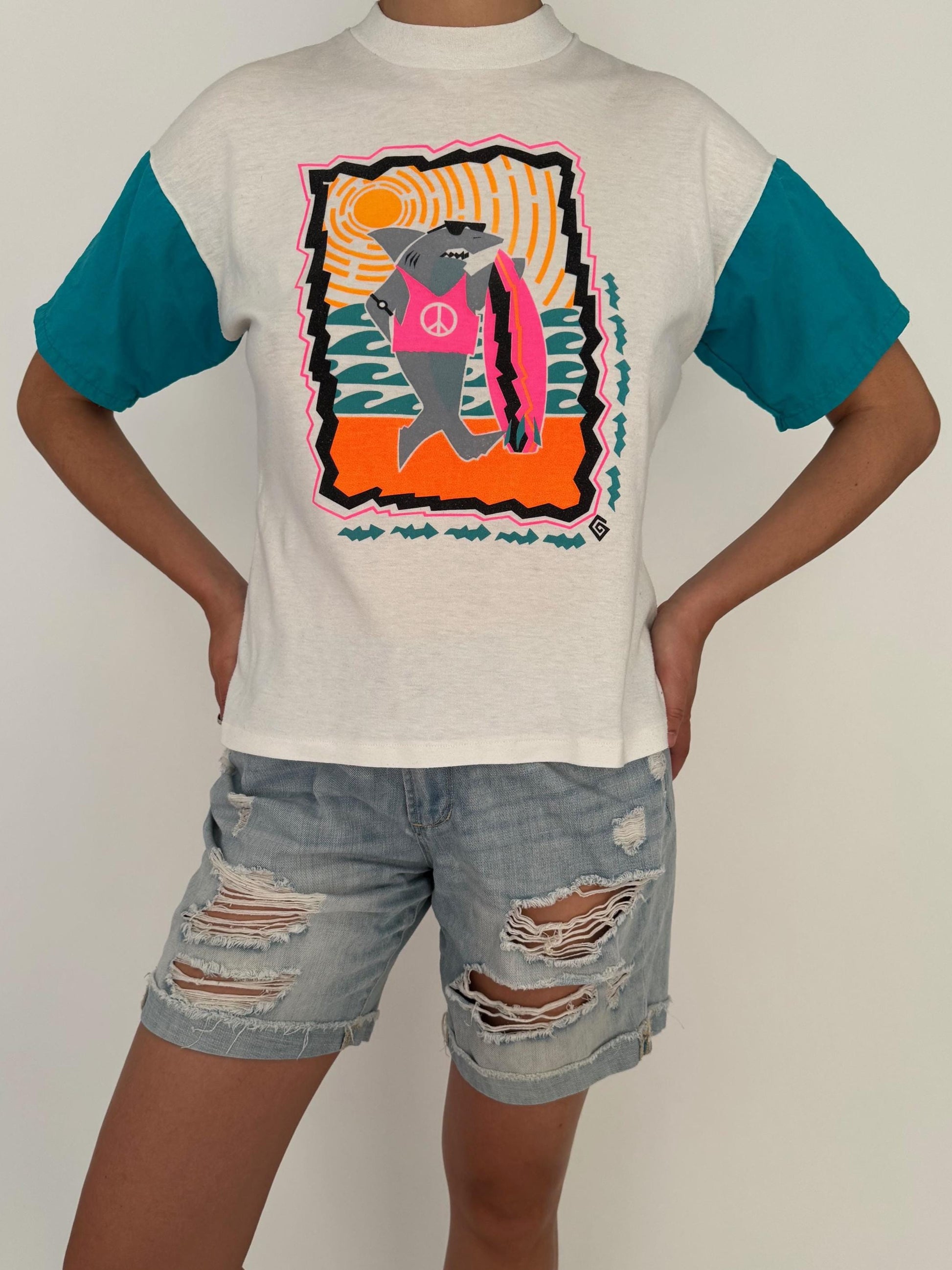 90s vintage colorful retro shark surf graphic cropped tee shirt – small | novelty travel souvenir cotton top